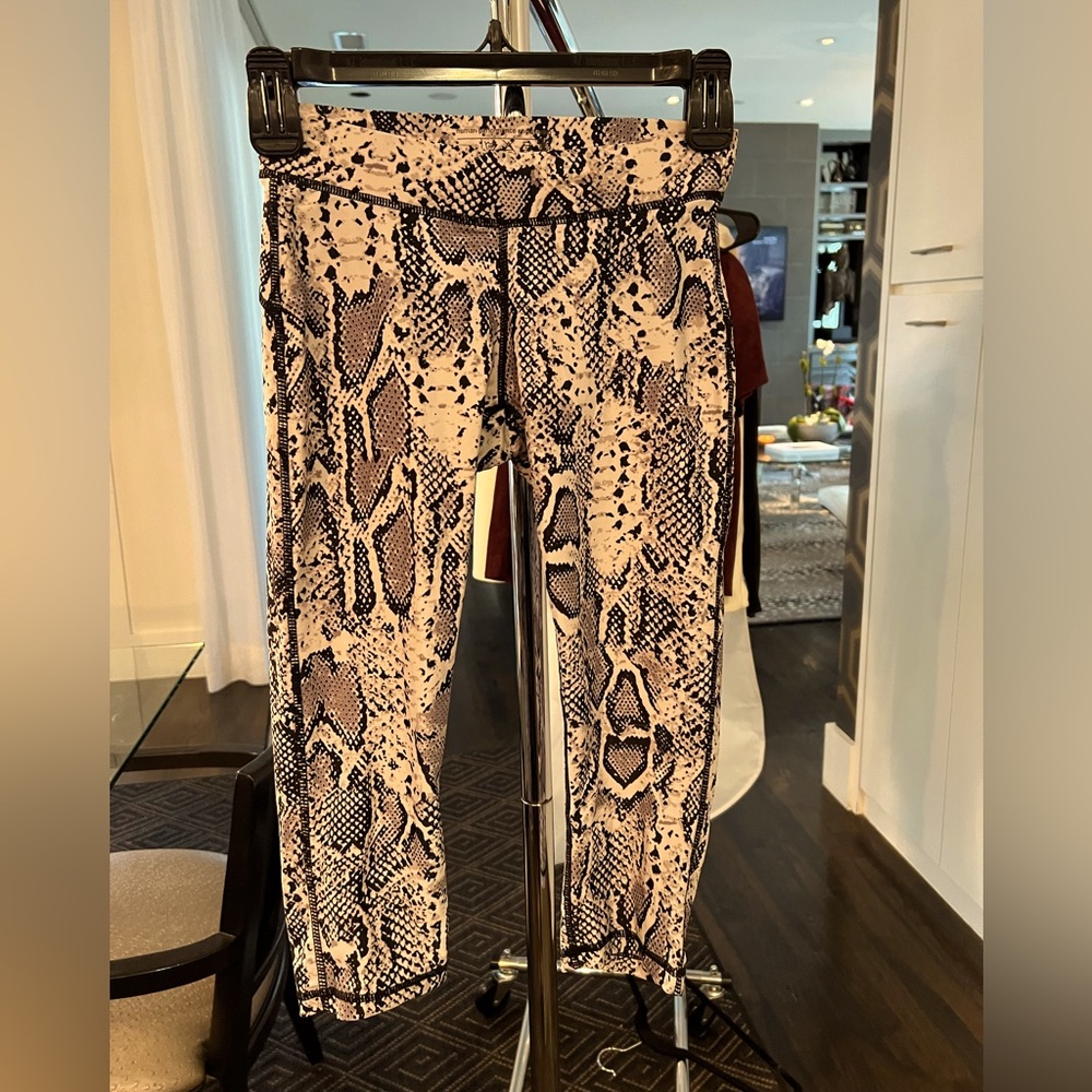 Yoga athletic pants in grey snake pattern XS Human Performance Engineering.